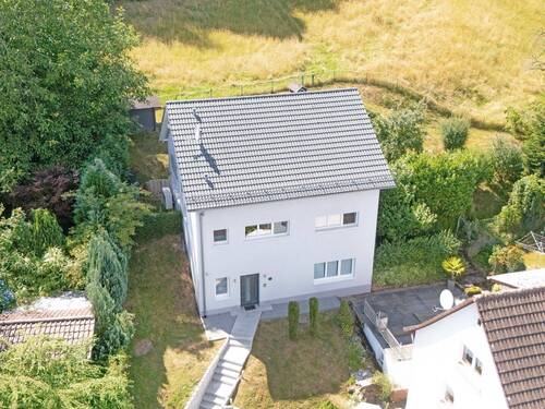 Hausansicht Vogelperspektive - NeckarsteinachDarsberg: Attraktives, neuwertiges, freistehendes Einfamilienhaus mit großem Garten