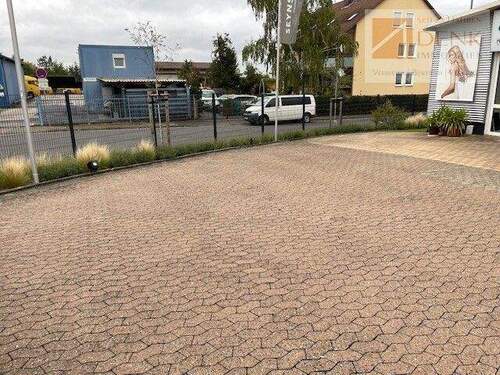 Außenansicht, PKW-Stellplätze f. Kunden - Einfamilienhaus in Kitzingen zur Miete