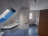 Badezimmer OG Badewanne, WC und Dusche - 