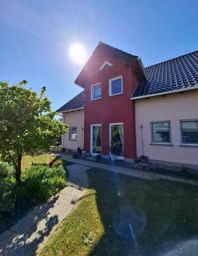 Foto Rückseite - Wohnen nahe der Ostsee - besonderes Haus mit Dachterrasse, Kamin und großem Garten in Bastorf