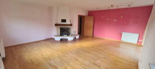 Wohnzimmer mit Blick auf KAmin und FLur - Einfamilienhaus mit 154,00 m&sup2; in Bastorf zum Kaufen