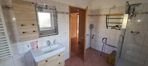 Badezimmer EG Blick zum Flur - 