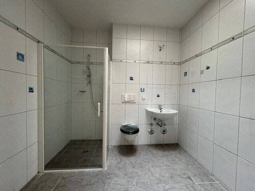 Badezimmer mit WM-Anschluss und ... - 