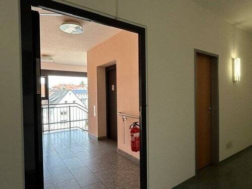 Treppenhaus mit Aufzug bis in die Tiefgarage - 