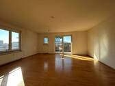 Wohn- und Essbereich mit Zugang zum Balkon - 3 Zimmer Etagenwohnung in Herzogenaurach