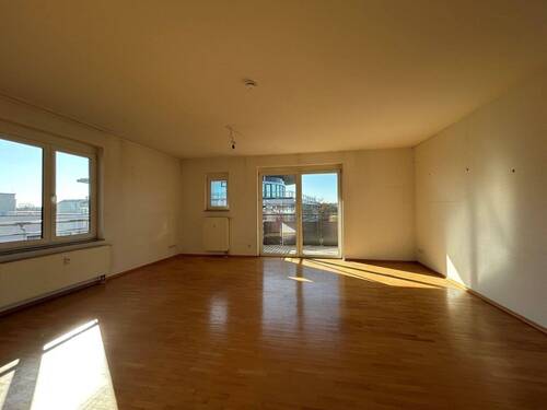 Wohn- und Essbereich mit Zugang zum Balkon - 3 Zimmer Etagenwohnung in Herzogenaurach