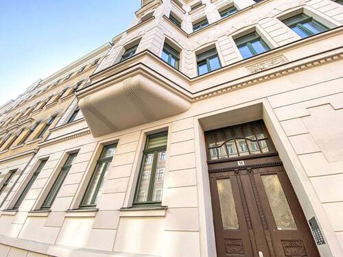 Hauseingang mit Wohnung - Einfamilienhaus in Leipzig zum Kaufen