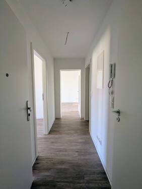 Flur - Etagenwohnung mit 75,60 m&sup2; in Gera zur Miete