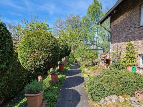 Hausseite links - Mehrfamilienhaus, Wohnhaus mit 280,00 m² in Roetgen zum Kaufen