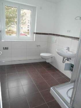 Modernes Bad mit Fenster und Dusche - Etagenwohnung mit 48,60 m² in Dessau-Roßlau zur Miete
