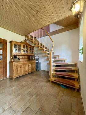 Flur mit Treppenaufgang - 