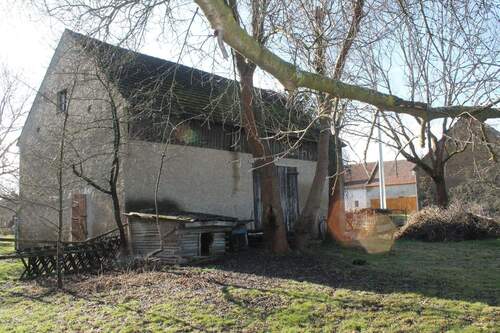 Nebengelass mit Stallungen - 