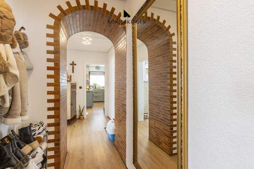 Flur - Hell und lichtdurchflutet - Platz für die Garderobe - 