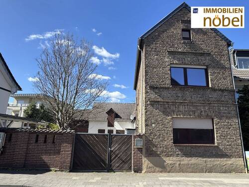 Straßenansicht 2 Kopie - Ehemaliger Bauernhof, solides Backsteinhaus mit großzügigem Gartengrundstück!