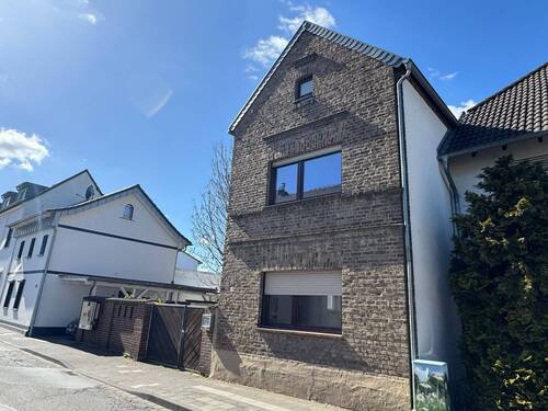 Straßenansicht 1 - 5 Zimmer Einfamilienhaus in Troisdorf