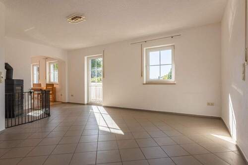 Wohnzimmer (1) - 8 Zimmer Etagenwohnung zum Kaufen in Dorfbach