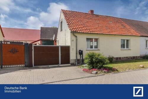 Straßenansicht - Charmante Doppelhaushälfte mit Scheune und Gartenland!