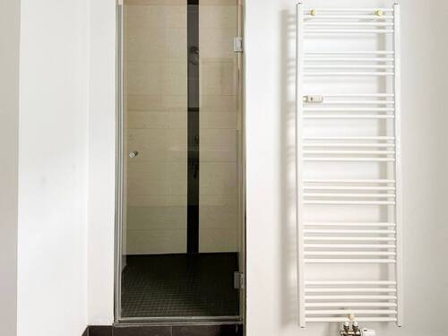 Zugang zur Dusche - Etagenwohnung mit 95,00 m² in Leipzig zum Kaufen