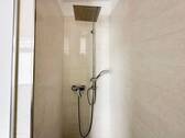 Geräumige Dusche - 