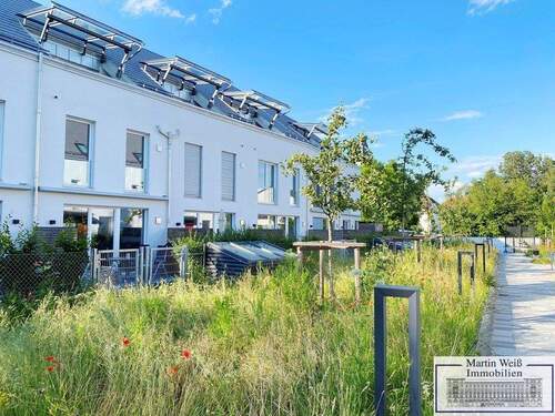Außenansicht mit Zuwegung - 5 Zimmer Mehrfamilienhaus, Wohnhaus zum Kaufen in Neufahrn bei Freising