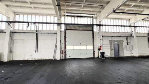 Eins von mehreren Toren zur Produktinshalle - 