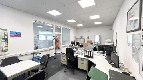 Büroarbeitsplätze im Bürogebäude - 