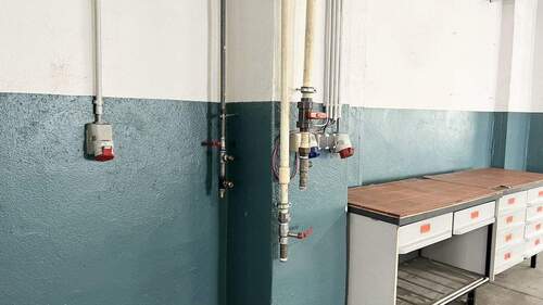 Anschlüsse in der Produktionshalle - 