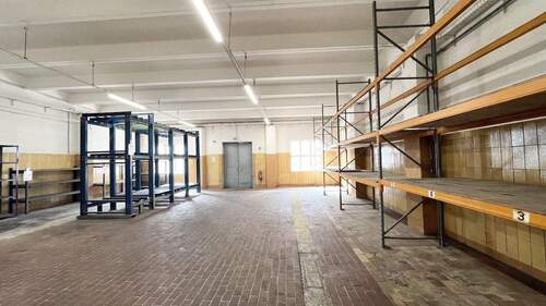 Lagerfläche in der Produktionshalle - 