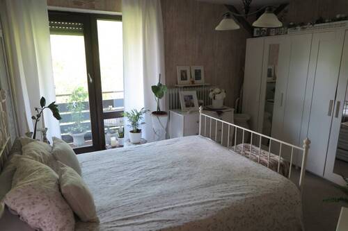 Schlafzimmer mit rückwärtigen Balkon - 