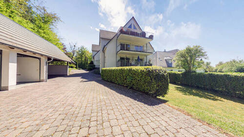 Parkplatz und Garagen - 