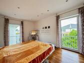 Elternschlafzimmer - Mehrfamilienhaus, Wohnhaus mit 195,50 m&sup2; in Wesseling zum Kaufen