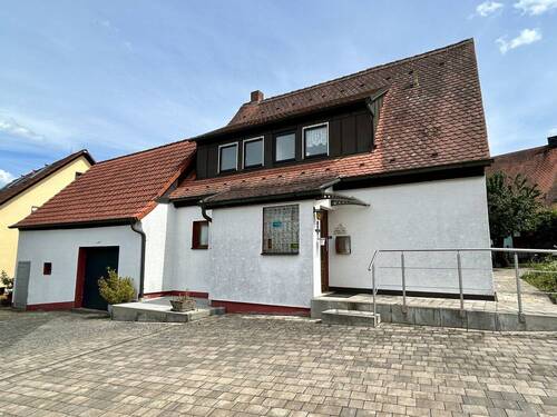 Eingang und Stellplatz - 