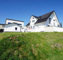 Modernes und freistehendes Einfamilienhaus mit Einliegerwohnung in idyllischer Randlage von Mahlstetten