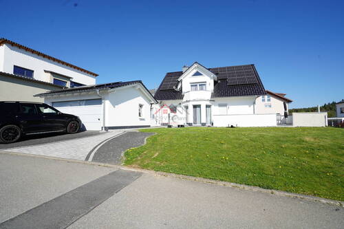 Frontansicht vom Haus - 6 Zimmer Einfamilienhaus zum Kaufen in Mahlstetten