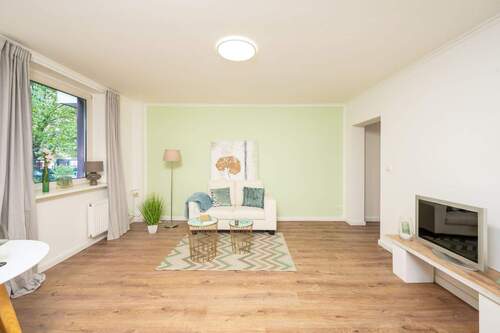 Wohnzimmer - Sanierte Eigentumswohnung in Billstedt - hell, ruhig, bezugsfertig mit Süd-West - Loggia