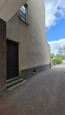 Toreinfahrt mit altem Seiteneingang - 