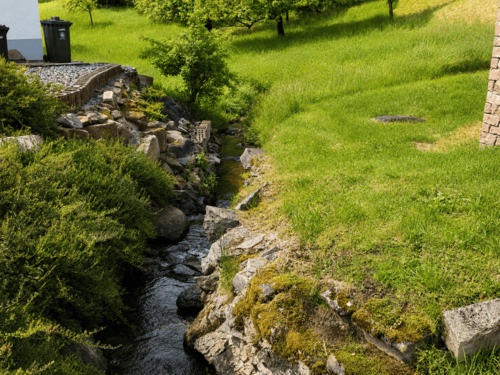 Naturnahes Umfeld mit kleinem Bachlauf - 