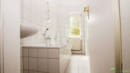 Tageslichtbad mit Badewanne - Etagenwohnung mit 45,80 m&sup2; in Leipzig zur Miete