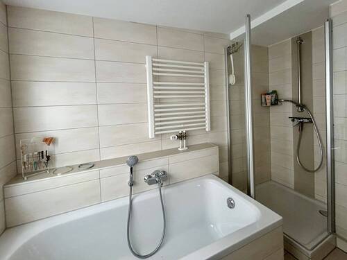 ... mit Dusche und Wanne - 