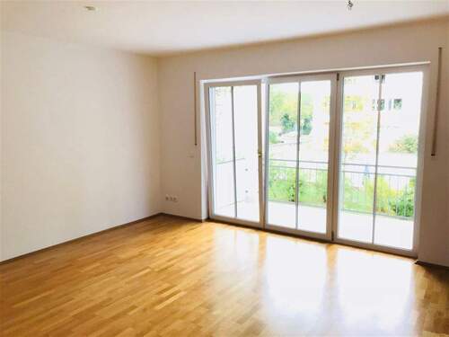 aWohnzimmer m. Balkon - 