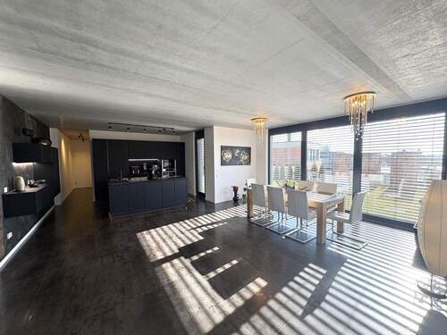 Wohnzimmer mit offener Küche - 