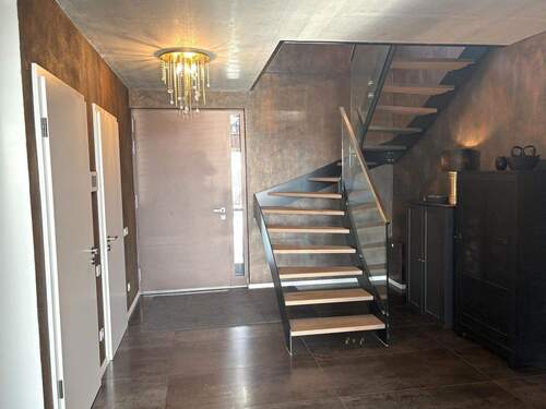 Eingangsbereich mit Treppe ins OG - 