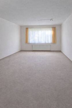 Wohnzimmer 2 - erster Monat mietfrei, EG-2-Raumwohnung mit Gartenzugang und Tiefgaragenstellplatz