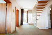 Eingang mit Treppe zu UG und DG - 
