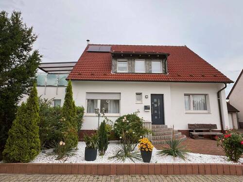 Vorderansicht - Licht, Luft und Lebensqualität - stilvolle Eigentumswohnung mit großer Dachterrasse in gepflegtem Zweifamilienhaus