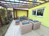 Sitzecke auf der Terrasse mit Pergola - 