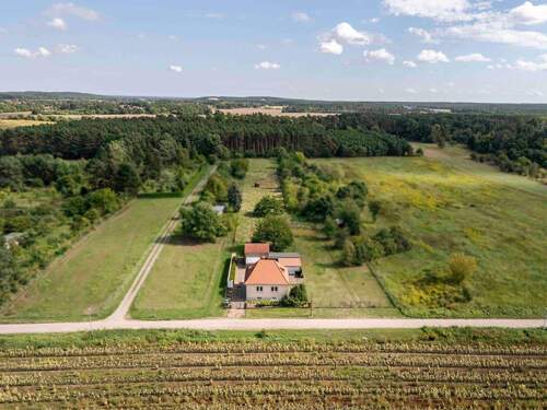 Drohnenaufnahme Straßenansicht - Alleinlage pur - 30er-Jahre-Haus mitten im Feld in Michendorf