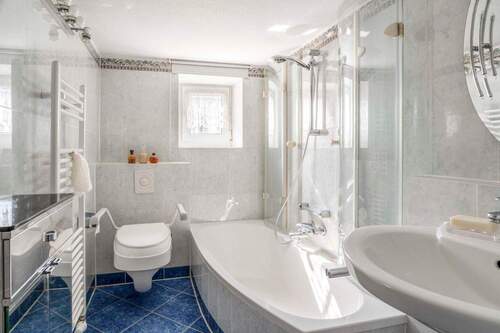 Bad mit Wanne - 