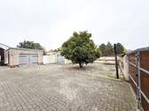 Innenhof mit zwei Garagen - 