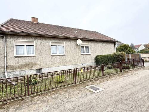 Vorderfront mit Vorgarten - 